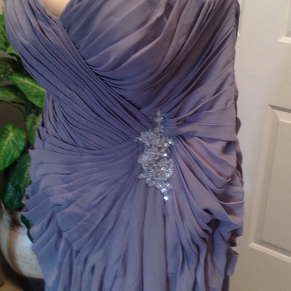 Chiffon gown - Picture 2 of 3